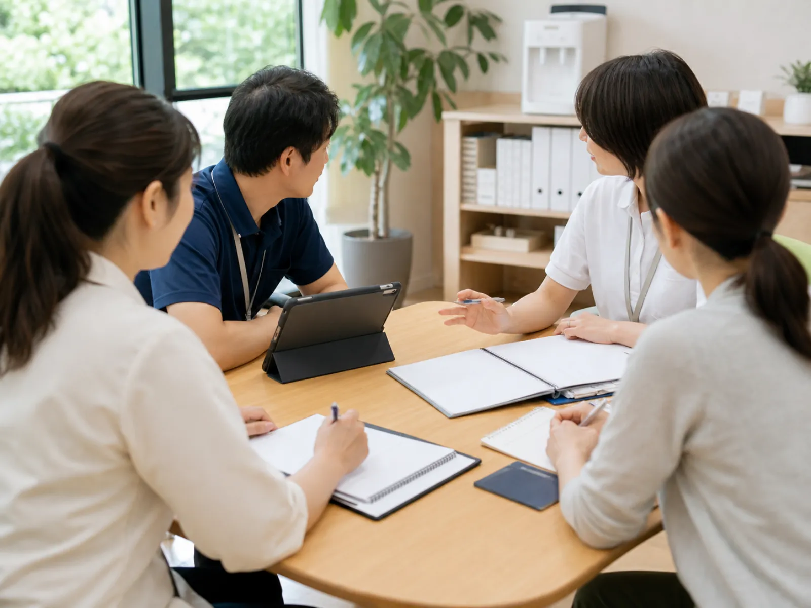 地域の関係者と支援内容を相談する会議の様子